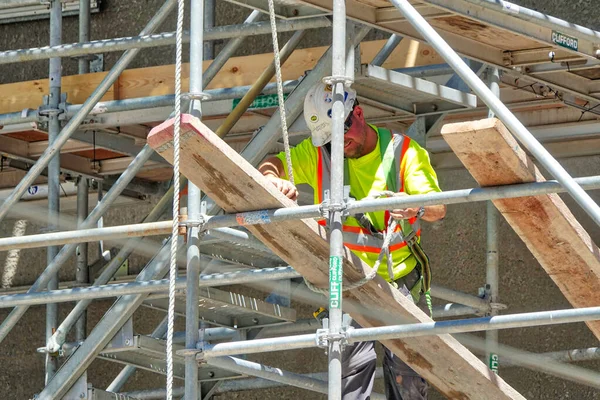 Toronto, Kanada-15 Ağustos 2018: Şehir merkezindeki prestijli bir konutun şantiyesinde inşaat işçileri