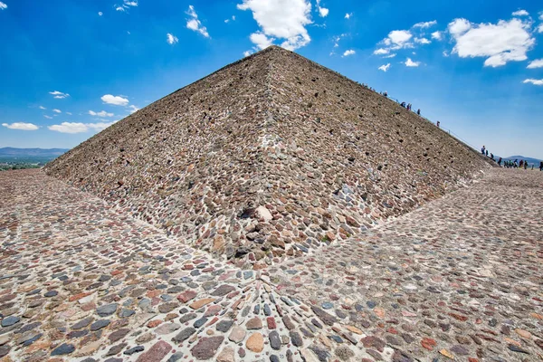 2018年4月21日 メキシコの高地にある歴史的建造物Teotihuacanピラミッドを登る観光客 — ストック写真