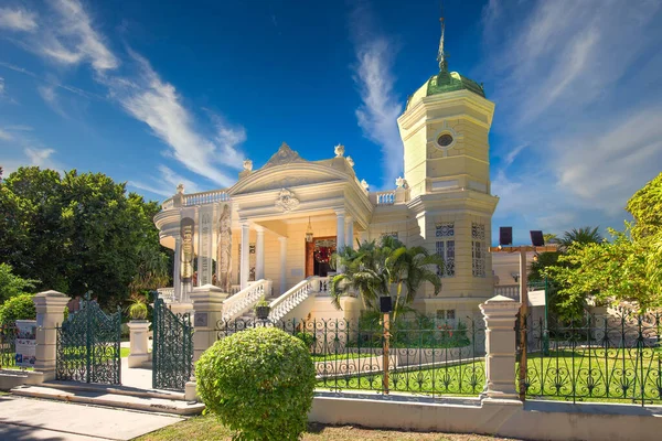 Merida, Meksika - 11 Şubat 2020: Merida Central Avenue Paseo de Montejo, Merida 'da yerel müzeler, restoranlar, anıtlar ve turistik merkezler