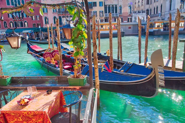 Gondole Luxe Attendant Les Touristes Près Pont Rialto Venise — Photo