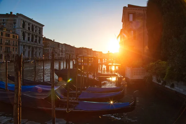 Góndola Lujo Esperando Los Turistas Cerca Del Puente Rialto Venecia — Foto de Stock