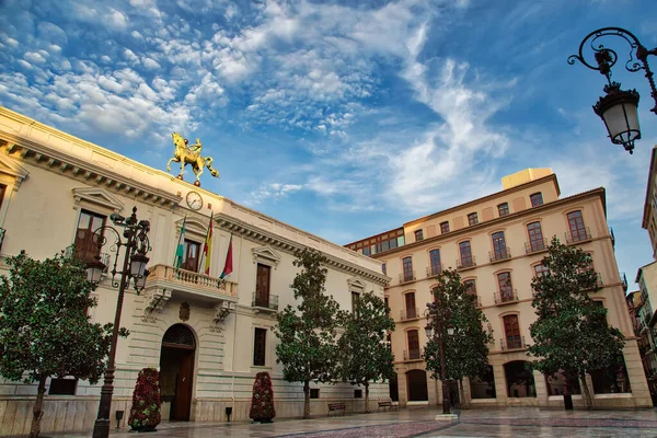 格拉纳达街和西班牙建筑在一个风景名城中心 — 图库照片