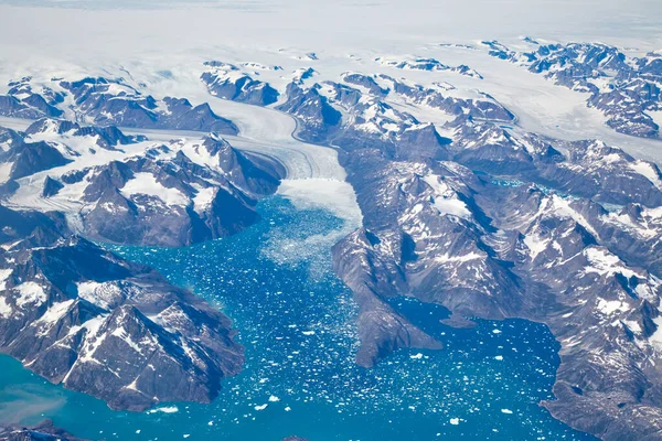 風光明媚なグリーンランド氷河と氷山の空中ビュー — ストック写真