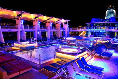 Nassau, Bahamalar-2 Ekim 2017: Gece üst güvertede yüzme havuzunda manzaralı seyir