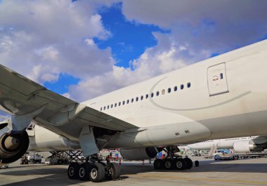 Yaklaşan tatil, yolcu bekleyen uçak.