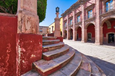 Meksika, San Miguel de Allende 'nin tarihi şehir merkezinde renkli binalar ve sokaklar