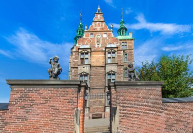 Ünlü Rosenborg kalesi, Kopenhag 'ın en çok ziyaret edilen turistik merkezlerinden biri.