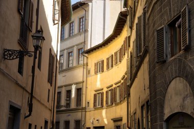 Floransa caddeleri tarihi köprü Ponte Vecchio yakınlarında