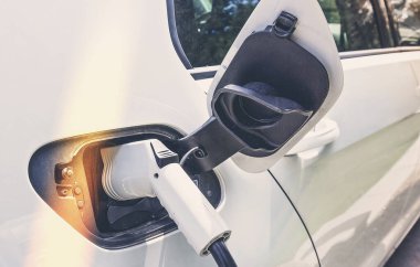 Elektrikli araba şarj aletinin pilini şarj ediyor.