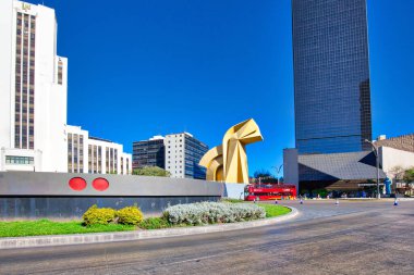 Mexico City, Mexico-10 Aralık 2018: Torre Caballito ve Paseo de Reforma Bulvarı yakınlarındaki Landmark El Caballito Anıtı