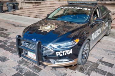 Monterrey, Meksika-9 Aralık 2018: Palacio del Gobierno yakınlarında Macroplaza 'da devriye gezen polis arabası (Hükümet Sarayı)