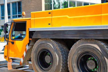 Mobil vinç şehir merkezindeki şantiyede çalışıyor.