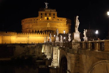 Roma 'daki Saint Angelo Kalesi Köprüsü (Castel Sant' Angelo)
