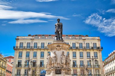 Lizbon, Portekiz-17 Ekim 2018: Lizbon tarihi merkezinin Rossio Meydanı yakınlarındaki renkli binaları