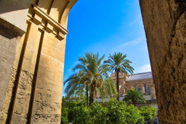 Mezquita Katedrali, Cordoba 'nın tarihi merkezinde güneşli bir günde