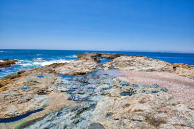 Puerto Vallarta, Conchas Chinas plajı ve okyanus kıyısı.