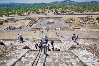 Mexico City, Mexico-21 Nisan 2018: Mexico City yakınlarındaki tarihi Teotihuacan piramitlerine tırmanan turistler