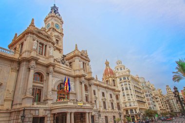 Valencia, İspanya - 2 Ekim 2019: Valensiya 'nın tarihi şehir merkezinde bulunan Central Plaza de Ayntamiento (Belediye Binası Meydanı)