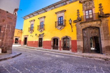 Meksika, San Miguel de Allende 'nin tarihi şehir merkezinde renkli binalar ve sokaklar