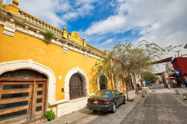 Monterrey, Meksika-9 Aralık 2018: Eski şehrin merkezindeki renkli tarihi binalar (Barrio Antiguo) turizm sezonunun zirvesinde