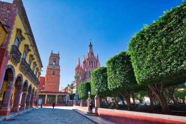 San Miguel de Allende, Meksika-3 Aralık 2018: Tarihi şehir merkezinde bulunan Parroquia De San Miguel Arcangel Katedrali