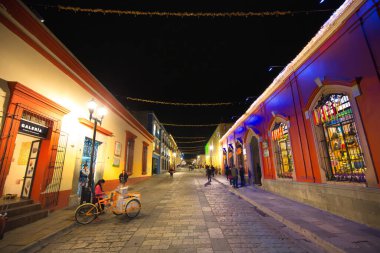 Oaxaca, Meksika-1 Aralık 2018: Tarihi kent merkezinde eski şehir sokakları ve renkli koloni binaları