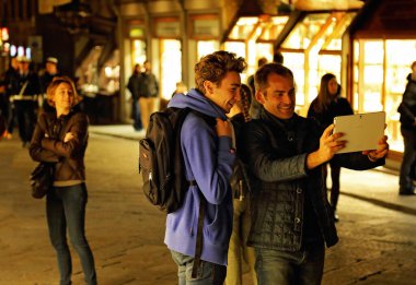 FLORENCE, İtalyan-Haziran 16, 2017: Floransa 'nın güzel sokaklarında turist