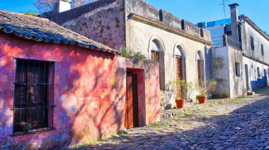Uruguay, Colonia Del Sacramento sokakları tarihi şehir merkezinde (Barrio Historico)