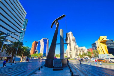 Mexico City, Meksika-5 Aralık 2018: Meksika 'nın ana caddelerinden biri Paseo De La Reforma, tarihi yapılar ve finansal ofis binaları.