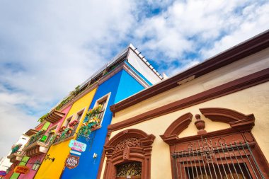 Monterrey, Meksika-9 Aralık 2018: Eski şehrin merkezindeki renkli tarihi binalar (Barrio Antiguo) turizm sezonunun zirvesinde