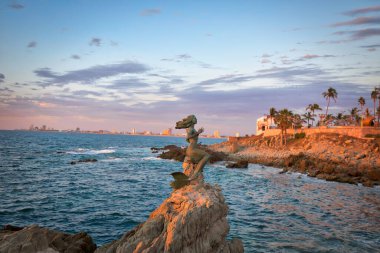 Mazatlan, Meksika-10 Nisan 2019: Okyanus gözcüleri ve manzaralı ünlü Mazatlan deniz gezisi (El Malecon)