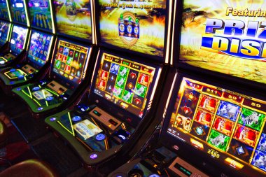 Buffalo, ABD-20 Temmuz 2018: Kumar makineleri, rulet ve 21 masalı modern kumarhane salonu