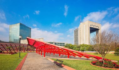 Monterrey, Landmark Macroplaza (La Gran Plaza), dünyanın yedinci büyük meydanı.