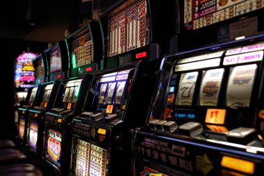 Las Vegas, Nevada-10 Mart 2017: gece eğlence alanında kumarhane makineleri