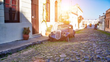 Colonia DeL Sacramento, Uruguay-1 Kasım 2017: Tarihi şehir merkezinde Colonia Del Sacramento sokakları (Barrio Historico)