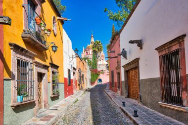 Meksika, San Miguel de Allende 'nin tarihi şehir merkezinde renkli binalar ve sokaklar