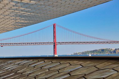 Lizbon, Portekiz - 17 Ekim 2017: Tarihi asma 25 Nisan köprüsü