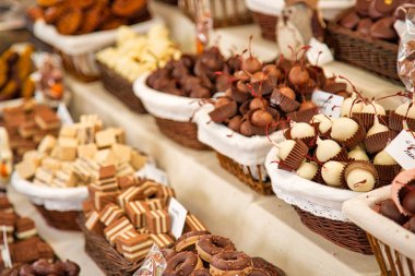 Ünlü Barselona sokak tezgahı Las Ramblas 'ta çikolata ve şeker satıyor.
