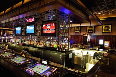 Las Vegas, Nevada-10 Mart 2017: gece eğlence alanında kumarhane makineleri