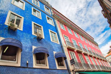 Lizbon, Portekiz-17 Ekim 2018: Lizbon tarihi merkezinin Rossio Meydanı yakınlarındaki renkli binaları