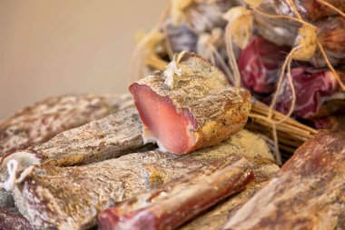 Sarımsaklı ve biberiyeli kurutulmuş domuz eti.