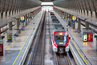 Seville, İspanya-19 Ekim 2018 Seville ana tren istasyonu, Santa Justa, yoğun bir şehirler arası bağlantı merkezi.