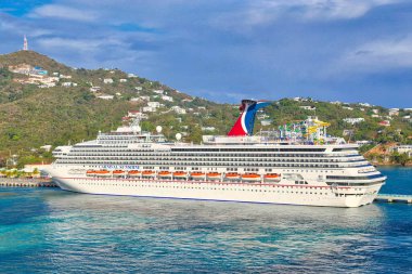 Charlotte Amalie, ABD Virgin Adaları - 20 Mayıs 2017: Manzaralı bir Karayip gezisine çıkmadan önce Charlotte Amalie körfezine yanaştı
