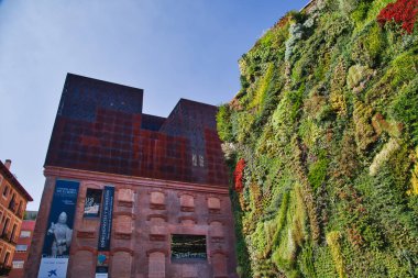 Madrid, İspanya-16 Ekim 2017: Tarihi Caixa Forum Binası