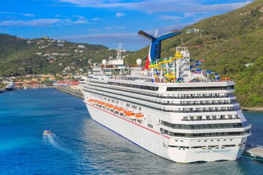 Charlotte Amalie, ABD Virgin Adaları - 20 Mayıs 2019: Charlotte Amalie körfezine yanaşan yolcu gemisi Karayip manzaralı bir tatile çıktı.