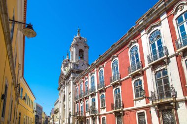 Lizbon tarihi şehir merkezinin tipik Portekiz mimarisi ve renkli binaları