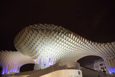 SEVILLE, SPAIN-OCTOBER 17, 2017: Avrupa 'nın en büyük ahşap yapısı olan Plaza de la Encarnacion' daki Metropol Şemsiyesi 