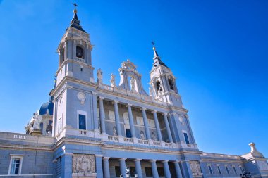 Madrid, güneşli bir günde ünlü Almudena Katedrali