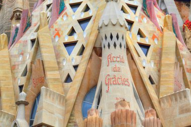 BARCELONA, CATALONIA, İSPA - 17 EKİM: Ünlü Antonio Gaudi Sagrada Aile Katedrali, Kapatın Kuleyi. 