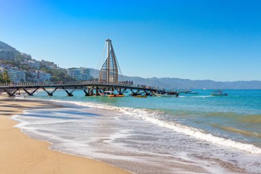 Puerto Vallarta, Meksika-20 Aralık 2019: Playa De Los Muertos plajı ve şehrin en büyük halk plajı olan Puerto Vallarta Malecon 'a yakın rıhtım